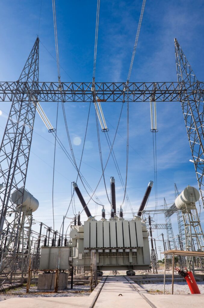 Słupy energetyczne i infrastruktura przesyłowa