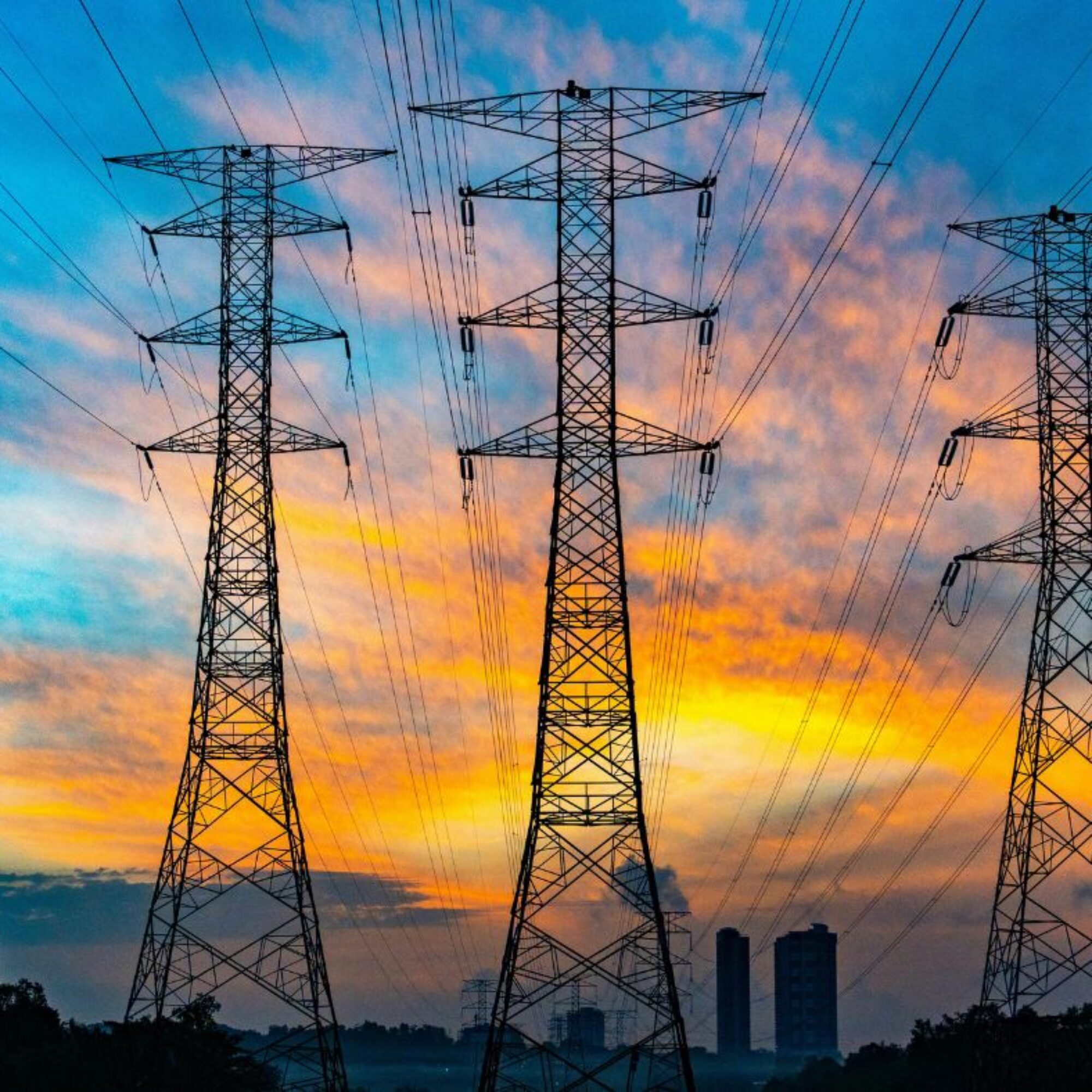 Odszkodowanie za słupy energetyczne – komu przysługuje i ile może wynosić?